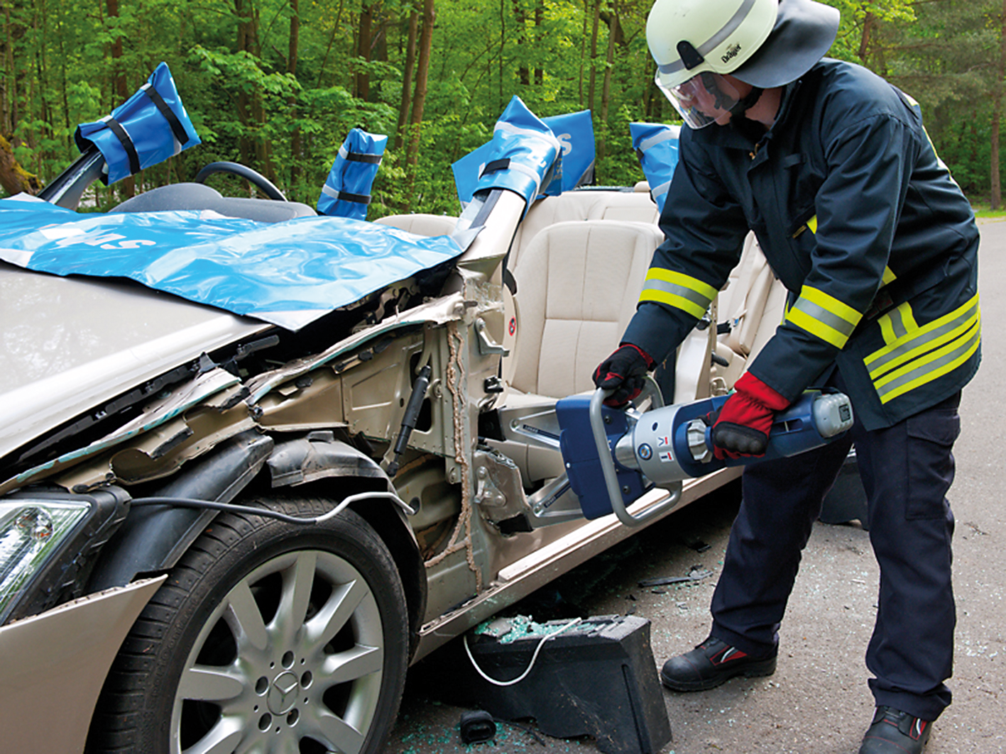 LUKAS Spreader SP 300 E (2010-2014) of the first eDraulic generation in use.