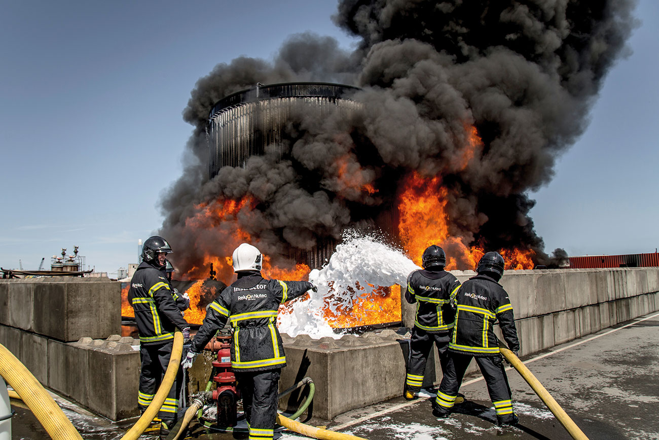 Training evolution with the storage tank simulator using a F3 foam.