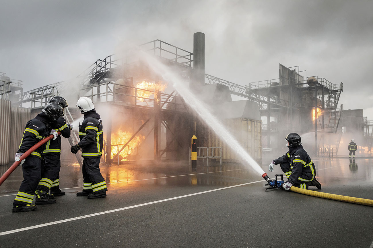 Combine training in the virtual control room with live fire training simulators.