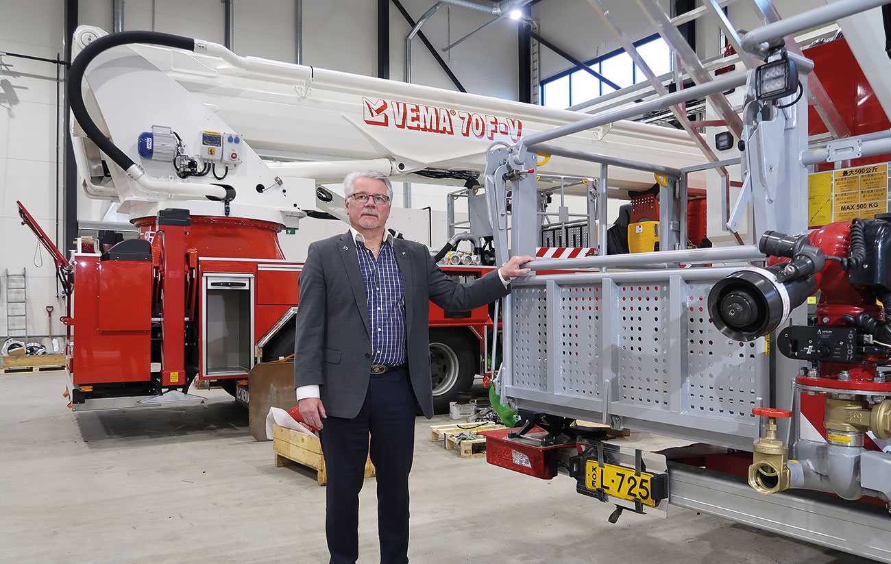MD Esa Peltola at the Vema factory presenting the wide range of aerial platforms.