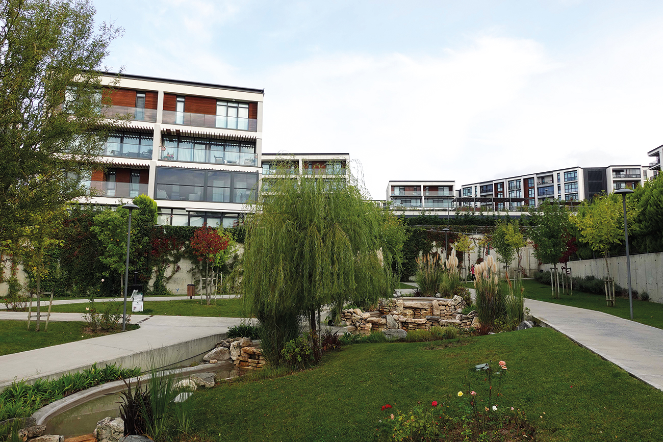 70% of the development is dedicated to green areas and social and leisure areas.