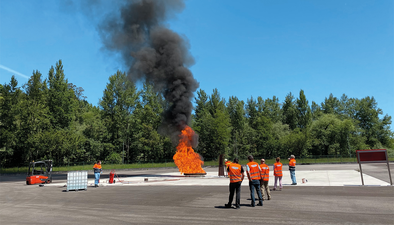 VS FOCUM Outdoor fire testing facilities; Silvara K3 (3% Newtonian Low viscosity fluorine free foam) during a series of fire tests in front of clients.